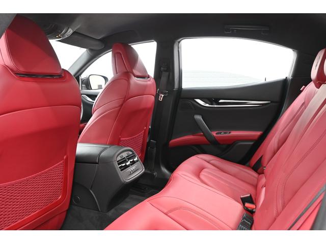 ギブリ Ｓ　グランスポーツ　ドライバ―アシスタンスＰ　ＡＣＣ　３６０カメラ　赤革　８．４インチＭＴＣ＋　ナビＴＶ　Ｃａｒｐｌａｙ　スカイフックサス　ＬＫＡ　ＢＳＭ　２１インチチターノＡＷ　ＬＥＤ　２年保証付（15枚目）
