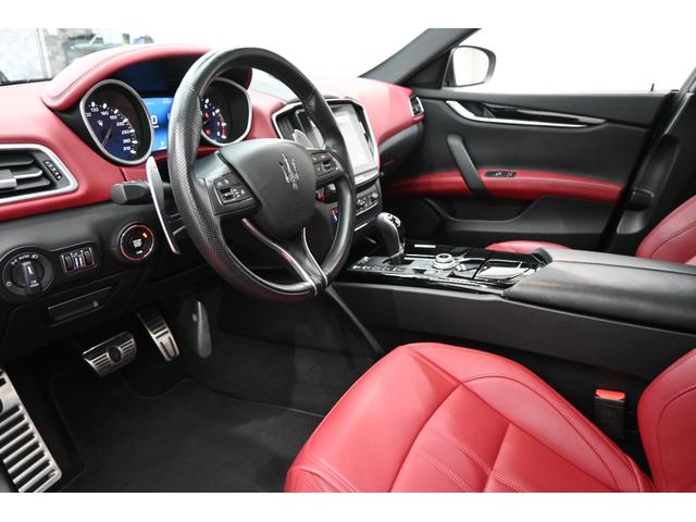ギブリ グランスポーツ　ツーリングＰ　左ハンドル　サンルーフ　赤革　ＡＣＣ　８．４インチＭＴＣ＋　ナビＴＶ　Ｃａｒｐｌａｙ　Ｂカメラ　２０インチウラーノＡＷ　ＬＥＤライト　自動トランク＆フットトランク　ＬＥＤ　２年保証付（5枚目）