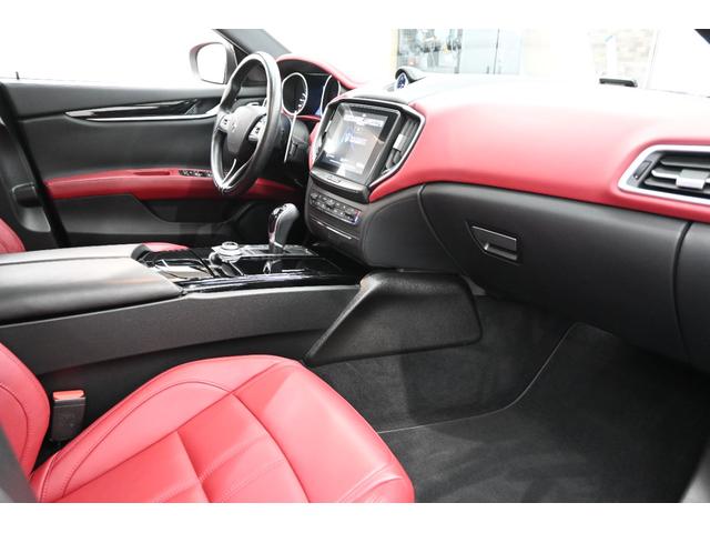 ギブリ グランスポーツ　ツーリングＰ　左ハンドル　サンルーフ　赤革　ＡＣＣ　８．４インチＭＴＣ＋　ナビＴＶ　Ｃａｒｐｌａｙ　Ｂカメラ　２０インチウラーノＡＷ　ＬＥＤライト　自動トランク＆フットトランク　ＬＥＤ　２年保証付（7枚目）