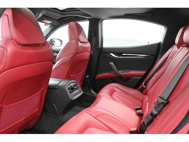ギブリ グランスポーツ　ツーリングＰ　左ハンドル　サンルーフ　赤革　ＡＣＣ　８．４インチＭＴＣ＋　ナビＴＶ　Ｃａｒｐｌａｙ　Ｂカメラ　２０インチウラーノＡＷ　ＬＥＤライト　自動トランク＆フットトランク　ＬＥＤ　２年保証付（15枚目）