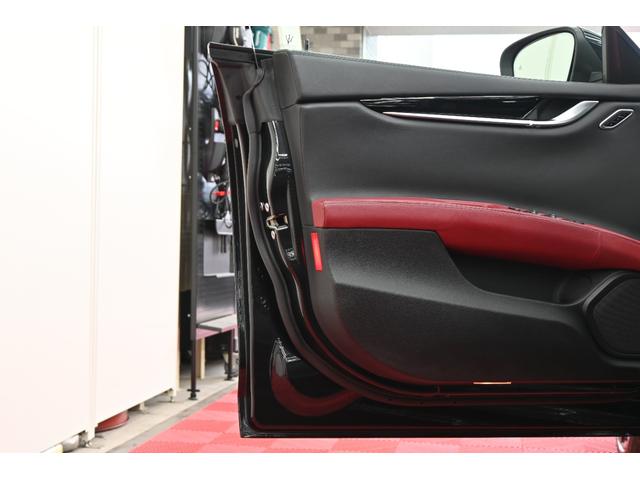 ギブリ グランスポーツ　ツーリングＰ　左ハンドル　サンルーフ　赤革　ＡＣＣ　８．４インチＭＴＣ＋　ナビＴＶ　Ｃａｒｐｌａｙ　Ｂカメラ　２０インチウラーノＡＷ　ＬＥＤライト　自動トランク＆フットトランク　ＬＥＤ　２年保証付（24枚目）