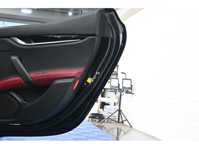 ギブリ グランスポーツ　ツーリングＰ　左ハンドル　サンルーフ　赤革　ＡＣＣ　８．４インチＭＴＣ＋　ナビＴＶ　Ｃａｒｐｌａｙ　Ｂカメラ　２０インチウラーノＡＷ　ＬＥＤライト　自動トランク＆フットトランク　ＬＥＤ　２年保証付（27枚目）