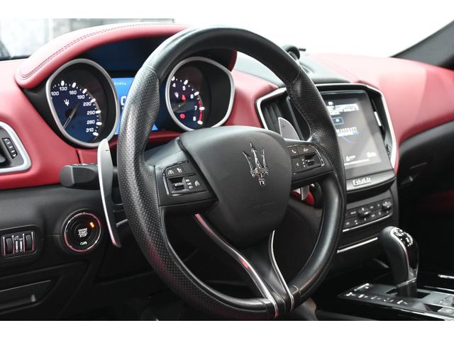 ギブリ グランスポーツ　ツーリングＰ　左ハンドル　サンルーフ　赤革　ＡＣＣ　８．４インチＭＴＣ＋　ナビＴＶ　Ｃａｒｐｌａｙ　Ｂカメラ　２０インチウラーノＡＷ　ＬＥＤライト　自動トランク＆フットトランク　ＬＥＤ　２年保証付（28枚目）