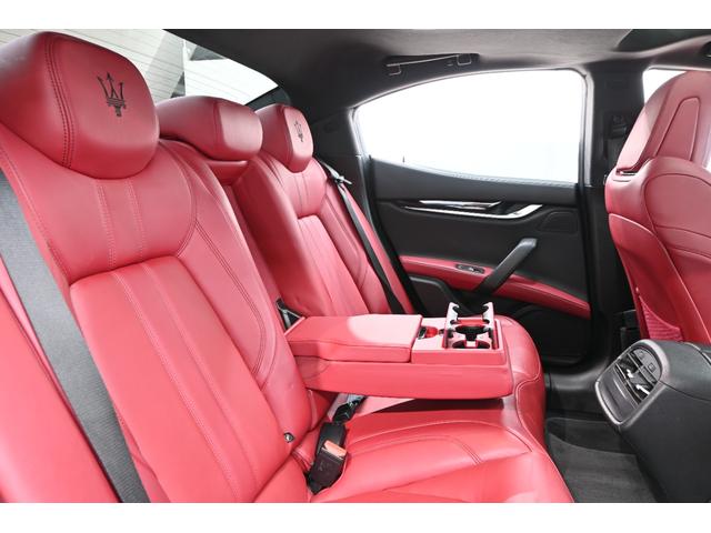ギブリ グランスポーツ　ツーリングＰ　左ハンドル　サンルーフ　赤革　ＡＣＣ　８．４インチＭＴＣ＋　ナビＴＶ　Ｃａｒｐｌａｙ　Ｂカメラ　２０インチウラーノＡＷ　ＬＥＤライト　自動トランク＆フットトランク　ＬＥＤ　２年保証付（32枚目）