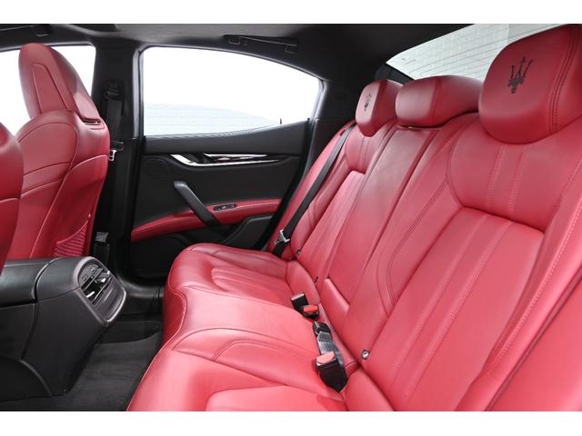 ギブリ グランスポーツ　ツーリングＰ　左ハンドル　サンルーフ　赤革　ＡＣＣ　８．４インチＭＴＣ＋　ナビＴＶ　Ｃａｒｐｌａｙ　Ｂカメラ　２０インチウラーノＡＷ　ＬＥＤライト　自動トランク＆フットトランク　ＬＥＤ　２年保証付（33枚目）