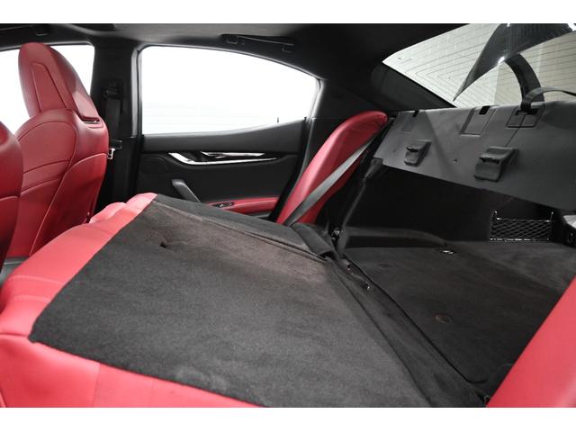 ギブリ グランスポーツ　ツーリングＰ　左ハンドル　サンルーフ　赤革　ＡＣＣ　８．４インチＭＴＣ＋　ナビＴＶ　Ｃａｒｐｌａｙ　Ｂカメラ　２０インチウラーノＡＷ　ＬＥＤライト　自動トランク＆フットトランク　ＬＥＤ　２年保証付（34枚目）