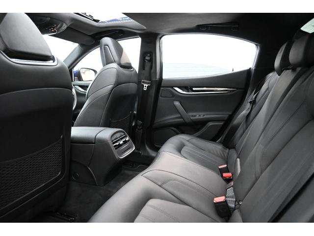ギブリ グランスポーツ　アシスタンス＆ツーリングＰ　ＡＣＣ　黒革　ＳＲ　純正ナビＴＶ　Ｃａｒｐｌａｙ　２１インチチターノＡＷ　スカイフックサス　ＬＥＤライト　シフトパドル　自動トランク　イージークロージャ－　２年保証付（15枚目）
