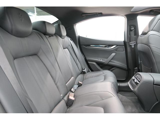 ギブリ グランスポーツ　アシスタンス＆ツーリングＰ　ＡＣＣ　黒革　ＳＲ　純正ナビＴＶ　Ｃａｒｐｌａｙ　２１インチチターノＡＷ　スカイフックサス　ＬＥＤライト　シフトパドル　自動トランク　イージークロージャ－　２年保証付（33枚目）