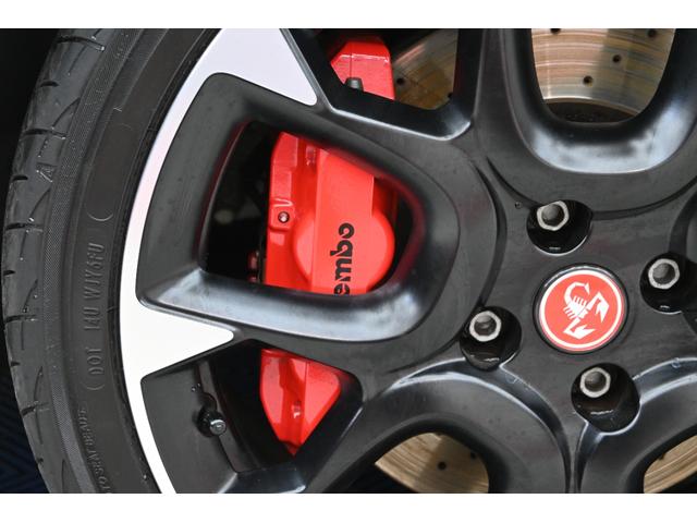 アバルト595 コンペティツィオーネ 左H 5MT Sabeltブラウンスポーツシート レコードモンツァ 純正タッチスクリーン Carplay ブレンボレッドキャリパー カーボンスカッフプレート 純正17インチAW 2年保証付(31枚目)