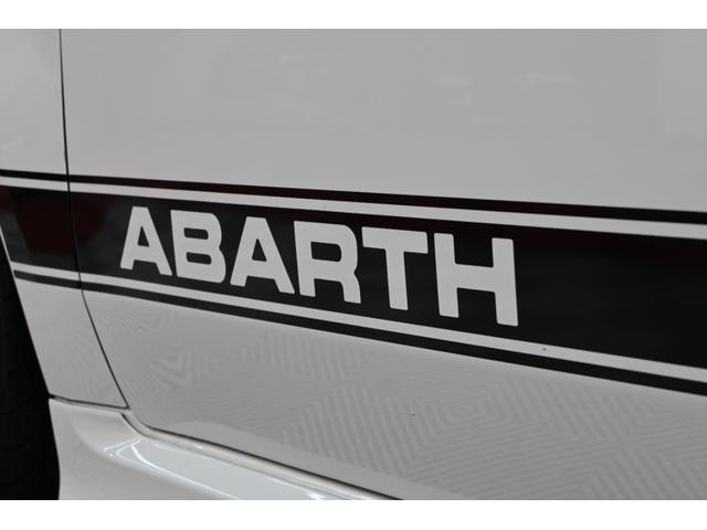 アバルト595 コンペティツィオーネ 左H 5MT Sabeltブラウンスポーツシート レコードモンツァ 純正タッチスクリーン Carplay ブレンボレッドキャリパー カーボンスカッフプレート 純正17インチAW 2年保証付(33枚目)