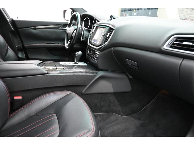 ギブリ S Q4 スポーツPKG21 Pスタ 黒革 純正ナビ フルセグ BTオーディオ&TEL Bカメラ クルコン harman/kardon チターノ21インチAW シフトパドル スポーツサスペンション 2年保証付(5枚目)