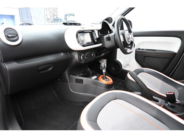 トゥインゴ バイブス 1オーナー 特別仕様車 専用ファブリックシート シートヒーター 純正タッチスクリーン CarPlay サブウーハー クルコン バックカメラ 専用16インチAW LEDヘッドライト 2年保証付(5枚目)