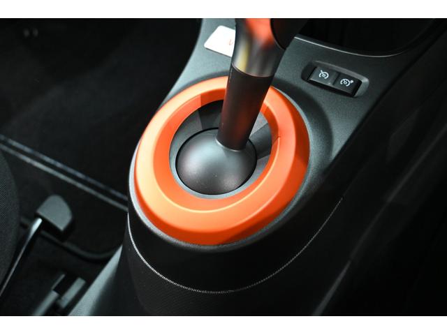 トゥインゴ バイブス 1オーナー 特別仕様車 専用ファブリックシート シートヒーター 純正タッチスクリーン CarPlay サブウーハー クルコン バックカメラ 専用16インチAW LEDヘッドライト 2年保証付(19枚目)