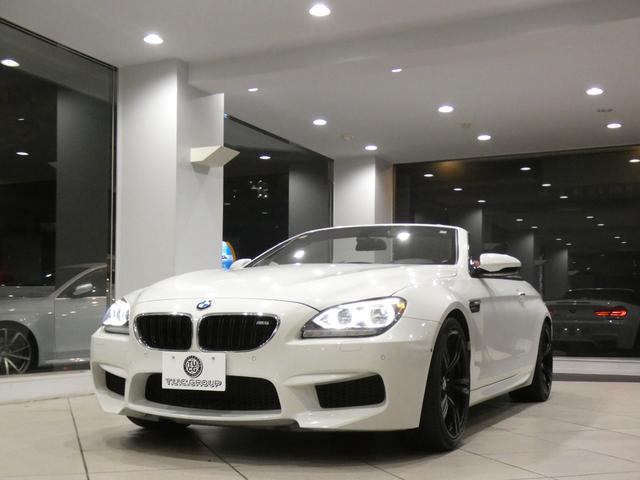 Ｍ６ カブリオレ　左Ｈ／コンフォＡ／赤革／黒幌／マッサージ／ヒーター＆ベンチレーター／Ｂ＆Ｏサウンド／ｉドライブナビ／ＢＴオーディオ／トップビュー・サイドビュー／ＬＥＤライト／専用エクステリア＆２０ＡＷ／２年保証（4枚目）