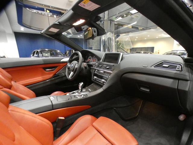 Ｍ６ カブリオレ　左Ｈ／コンフォＡ／赤革／黒幌／マッサージ／ヒーター＆ベンチレーター／Ｂ＆Ｏサウンド／ｉドライブナビ／ＢＴオーディオ／トップビュー・サイドビュー／ＬＥＤライト／専用エクステリア＆２０ＡＷ／２年保証（5枚目）