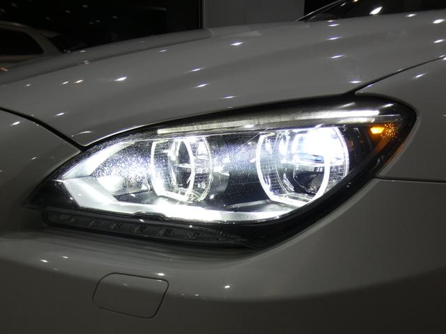 Ｍ６ カブリオレ　左Ｈ／コンフォＡ／赤革／黒幌／マッサージ／ヒーター＆ベンチレーター／Ｂ＆Ｏサウンド／ｉドライブナビ／ＢＴオーディオ／トップビュー・サイドビュー／ＬＥＤライト／専用エクステリア＆２０ＡＷ／２年保証（6枚目）