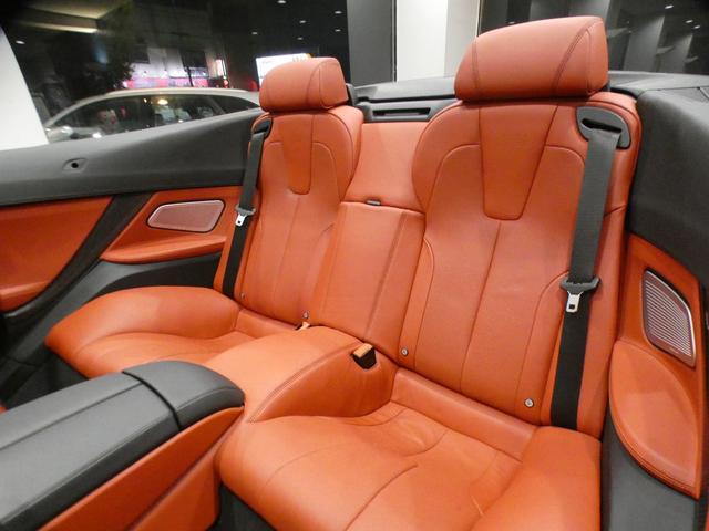 Ｍ６ カブリオレ　左Ｈ／コンフォＡ／赤革／黒幌／マッサージ／ヒーター＆ベンチレーター／Ｂ＆Ｏサウンド／ｉドライブナビ／ＢＴオーディオ／トップビュー・サイドビュー／ＬＥＤライト／専用エクステリア＆２０ＡＷ／２年保証（13枚目）