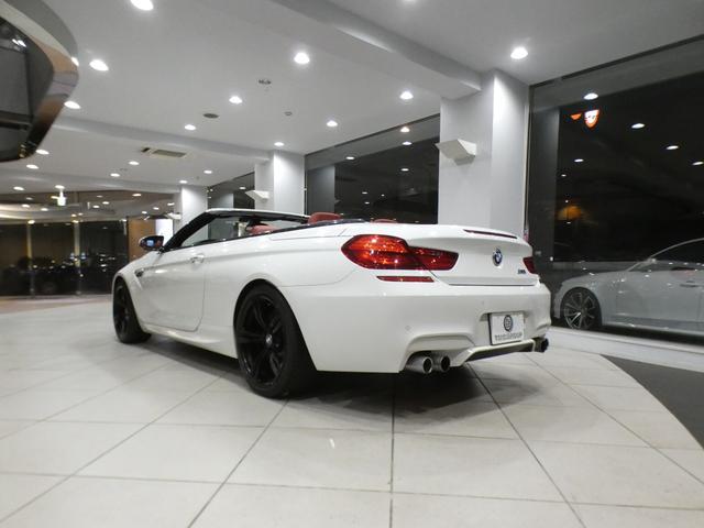 Ｍ６ カブリオレ　左Ｈ／コンフォＡ／赤革／黒幌／マッサージ／ヒーター＆ベンチレーター／Ｂ＆Ｏサウンド／ｉドライブナビ／ＢＴオーディオ／トップビュー・サイドビュー／ＬＥＤライト／専用エクステリア＆２０ＡＷ／２年保証（17枚目）