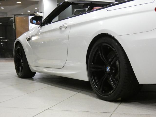 Ｍ６ カブリオレ　左Ｈ／コンフォＡ／赤革／黒幌／マッサージ／ヒーター＆ベンチレーター／Ｂ＆Ｏサウンド／ｉドライブナビ／ＢＴオーディオ／トップビュー・サイドビュー／ＬＥＤライト／専用エクステリア＆２０ＡＷ／２年保証（18枚目）