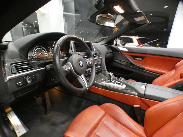 Ｍ６ カブリオレ　左Ｈ／コンフォＡ／赤革／黒幌／マッサージ／ヒーター＆ベンチレーター／Ｂ＆Ｏサウンド／ｉドライブナビ／ＢＴオーディオ／トップビュー・サイドビュー／ＬＥＤライト／専用エクステリア＆２０ＡＷ／２年保証（25枚目）
