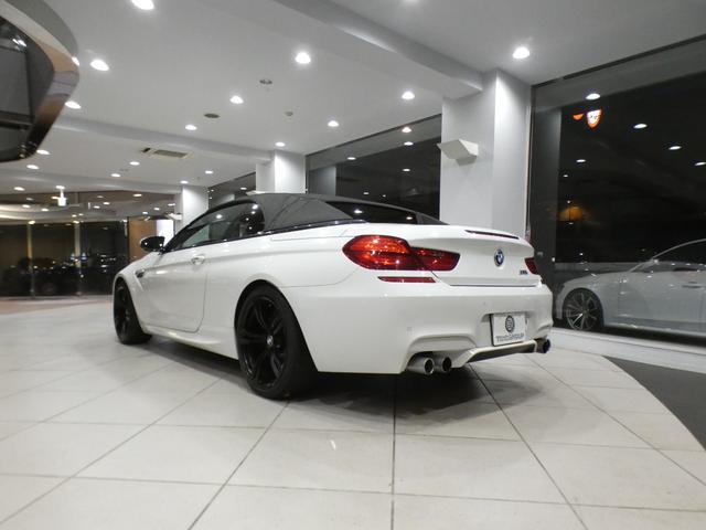 Ｍ６ カブリオレ　左Ｈ／コンフォＡ／赤革／黒幌／マッサージ／ヒーター＆ベンチレーター／Ｂ＆Ｏサウンド／ｉドライブナビ／ＢＴオーディオ／トップビュー・サイドビュー／ＬＥＤライト／専用エクステリア＆２０ＡＷ／２年保証（33枚目）