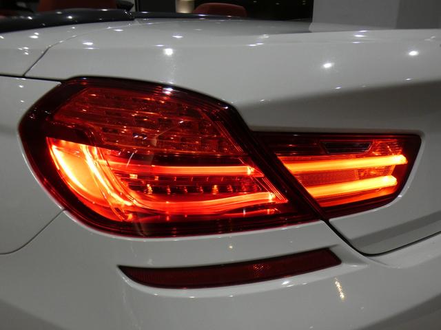 Ｍ６ カブリオレ　左Ｈ／コンフォＡ／赤革／黒幌／マッサージ／ヒーター＆ベンチレーター／Ｂ＆Ｏサウンド／ｉドライブナビ／ＢＴオーディオ／トップビュー・サイドビュー／ＬＥＤライト／専用エクステリア＆２０ＡＷ／２年保証（40枚目）