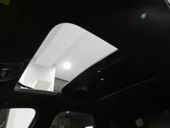 明るく開放的な車内を演出するガラススライディングサンルーフを装備しております！！チルトアップ機能も装備しており、空気の入れ替えなどにも重宝致します！！ 3