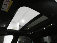 明るく開放的な車内を演出するガラススライディングパノラマサンルーフを装備しております！！チルトアップ機能も装備しており、空気の入れ替えなどにも重宝致します！！ 6