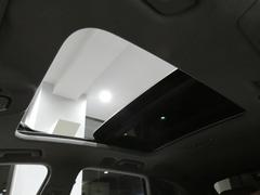 明るく開放的な車内を演出するガラススライディングパノラマサンルーフを装備しております！！チルトアップ機能も装備しており、空気の入れ替えなどにも重宝致します！！ 3