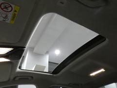 明るく開放的な車内を演出するガラススライディングサンルーフを装備しております！！チルトアップ機能も装備しており、空気の入れ替えなどにも重宝致します！！ 6