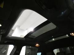明るく開放的な車内を演出するガラススライディングパノラマサンルーフを装備しております！！チルトアップ機能も装備しており、空気の入れ替えなどにも重宝致します！！ 7