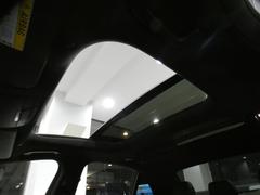 明るく開放的な車内を演出するガラススライディングサンルーフを装備しております！！チルトアップ機能も装備しており、空気の入れ替えなどにも重宝致します！！ 5