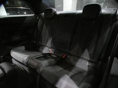 前方の車の位置を検知し自動的に距離を調整するアダプティブクルーズコントロールを搭載！レーンアシスト、サイドアシスト、アウディプレセンスなど日常の運転をサポートする機能も充実しております！！ 4