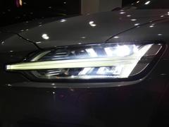 視認性が良くドライバーの運転をサポートするＬＥＤヘッドライト（アクティブベンディング機能付）を採用！フル・アクティブ・ハイビーム機能も装備しており、夜間の運転も安心して頂けます！！ 7