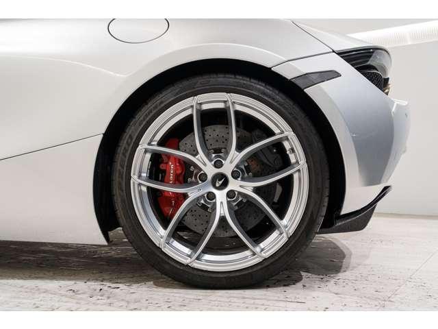 720Sスパイダー ベースグレード ラグジュアリー 認定中古車 McLAREN QUALIFIED スポーツエキゾースト エリートペイント ブレーキキャリパーレッド ビークルリフト 360度カメラ 電動シート アイドリングストップ(8枚目)