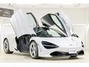 720S クーペの特徴でもあるディヘドラルドア。屋根もドアと共に開く為、迫力と共に乗降性の良さにも繋がっております。