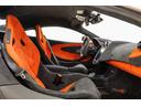 McLaren P1と同じバケットシートは想像以上に座り心地がよく、自身がカーボン製のレーシングシートに腰かけているのを忘れてしまうほどです。