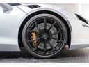 ホイールの仕上げはグロスブラックとなっており、大型のカーボンセラミックがホイールの内側いっぱいに広がっており、ブレーキを一目見てこちらのお車がいかにハイパワーであるかを感じさせます。
