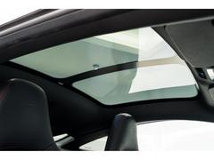 ガラスルーフによって開放感があり、光が差し込むことによって車内で快適な時間を過ごすことが可能です。 6