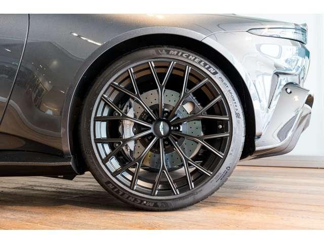 Ｖ１２ヴァンテージ 　世界３３３台限定　キセノングレー　レーンキープアシスト　パーキングアシスト　全周囲カメラ　障害物センサー　ＨＤＤナビ　本革シート　シートヒーター　メーカー認定中古車（11枚目）