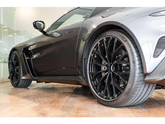 Ｖ１２ヴァンテージ 　世界３３３台限定　キセノングレー　レーンキープアシスト　パーキングアシスト　全周囲カメラ　障害物センサー　ＨＤＤナビ　本革シート　シートヒーター　メーカー認定中古車（12枚目）