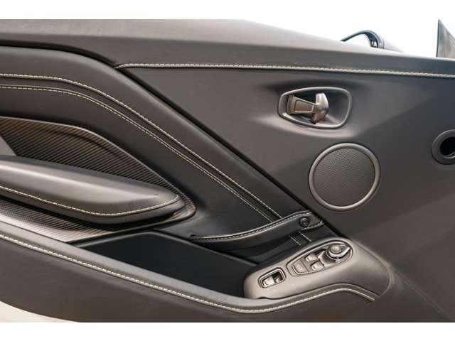 ヴァンテージ ベースグレード　Ｖ１２　Ｖａｎｔａｇｅ　ＲｏａｄＳｔｅｒ　世界限定２４９台　ナビ　フルセグ　ＥＴＣ　ミュージックプレイヤー接続可　全周囲カメラ　電動シート　過給器設定モデル　アイドリングストップ　パーキングアシスト（22枚目）