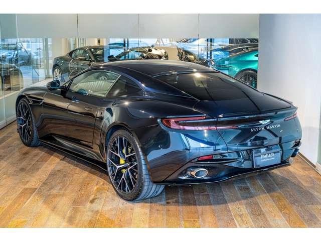 ＤＢ１２ ウルトラマリンブラック　認定中古車　右ハンドル　フロアＭＴモード付８ＡＴ　全周囲カメラ　障害物センサー　ＥＴＣ　ミュージックプレイヤー接続可　過給器設定モデル　本革シート　電動シート　シートヒーター　シートエアコン（3枚目）