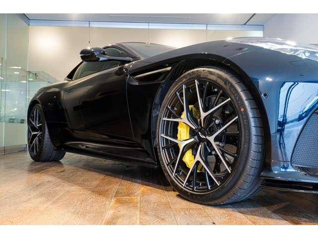ＤＢ１２ ウルトラマリンブラック　認定中古車　右ハンドル　フロアＭＴモード付８ＡＴ　全周囲カメラ　障害物センサー　ＥＴＣ　ミュージックプレイヤー接続可　過給器設定モデル　本革シート　電動シート　シートヒーター　シートエアコン（9枚目）