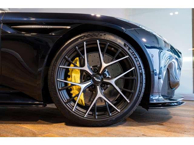 ＤＢ１２ ウルトラマリンブラック　認定中古車　右ハンドル　フロアＭＴモード付８ＡＴ　全周囲カメラ　障害物センサー　ＥＴＣ　ミュージックプレイヤー接続可　過給器設定モデル　本革シート　電動シート　シートヒーター　シートエアコン（10枚目）