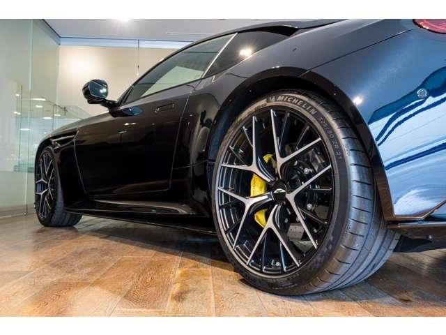ＤＢ１２ ウルトラマリンブラック　認定中古車　右ハンドル　フロアＭＴモード付８ＡＴ　全周囲カメラ　障害物センサー　ＥＴＣ　ミュージックプレイヤー接続可　過給器設定モデル　本革シート　電動シート　シートヒーター　シートエアコン（11枚目）