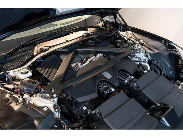ＤＢ１２ ウルトラマリンブラック　認定中古車　右ハンドル　フロアＭＴモード付８ＡＴ　全周囲カメラ　障害物センサー　ＥＴＣ　ミュージックプレイヤー接続可　過給器設定モデル　本革シート　電動シート　シートヒーター　シートエアコン（13枚目）
