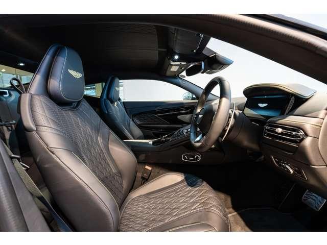 ＤＢ１２ ウルトラマリンブラック　認定中古車　右ハンドル　フロアＭＴモード付８ＡＴ　全周囲カメラ　障害物センサー　ＥＴＣ　ミュージックプレイヤー接続可　過給器設定モデル　本革シート　電動シート　シートヒーター　シートエアコン（16枚目）