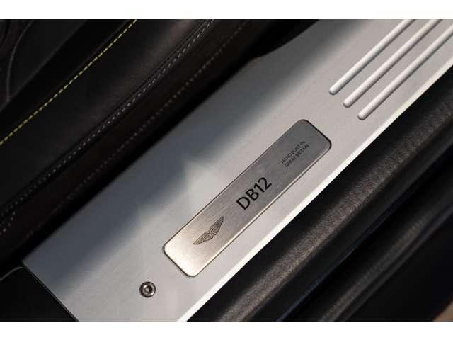 ＤＢ１２ ウルトラマリンブラック　認定中古車　右ハンドル　フロアＭＴモード付８ＡＴ　全周囲カメラ　障害物センサー　ＥＴＣ　ミュージックプレイヤー接続可　過給器設定モデル　本革シート　電動シート　シートヒーター　シートエアコン（24枚目）