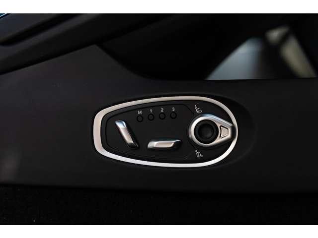 ＤＢ１２ ウルトラマリンブラック　認定中古車　右ハンドル　フロアＭＴモード付８ＡＴ　全周囲カメラ　障害物センサー　ＥＴＣ　ミュージックプレイヤー接続可　過給器設定モデル　本革シート　電動シート　シートヒーター　シートエアコン（25枚目）
